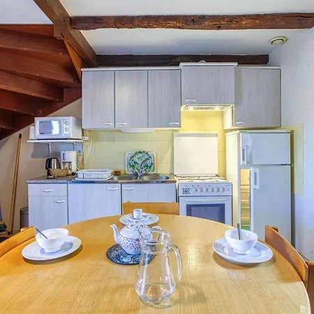 Semesterbostad Cozy In D Mandailles With Kitchen